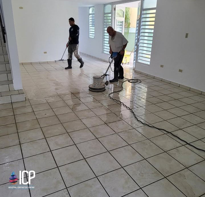 Trabajadores puliendo piso interior